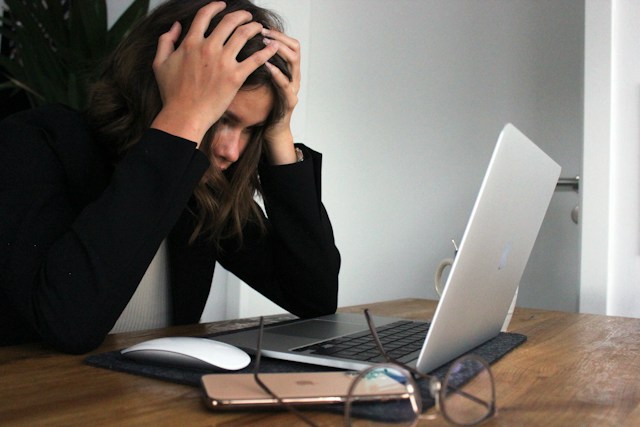 Devojka pod stresom radi za laptopom